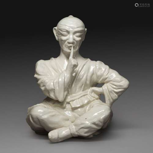 GEO MARTEL - FAIENCE DE DESVRES公司。乳白釉陶器大题材，中国蛆虫，坐着，手指举在嘴前，表示沉默。中空有