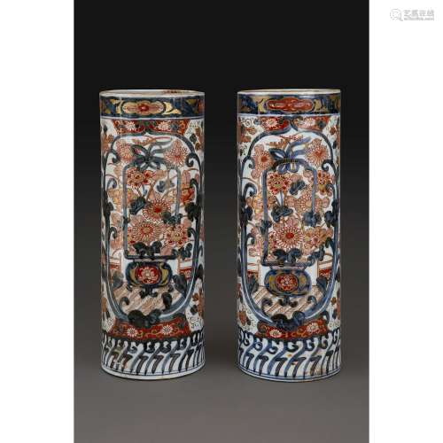 一对圆筒形花瓶----------。瓷器，釉下鈷藍琺瑯、多色琺瑯、鍍金，飾以花盆、花灌木、蓮花。日本，今治，明治时期，19世纪末。一对今治瓷瓶，日本，明治时期，19世纪末。顶部：36,5 CM (14 3/8 IN.)