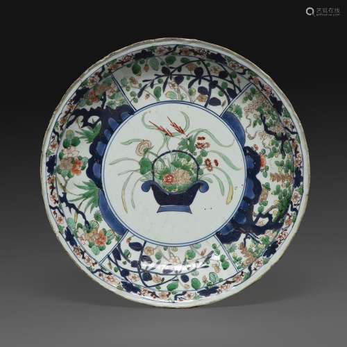 聚乳酸霍洛盘瓷器，多色珐琅和镀金亮面，伊玛里装饰的篮子里装满了花和树枝，有的在后备箱里，有的在楣上。盆里有一条裂缝，还有几块碎片）。日本，江户时代，17-18世纪。今利盘，日本，江户时代，17-18世纪。DIAM：35.2 CM (13 7/8 IN.)