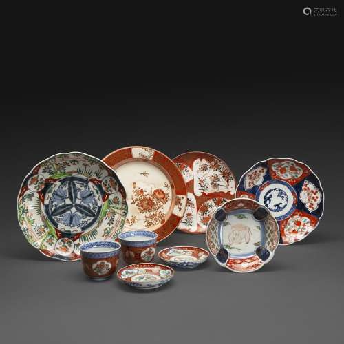 九件套瓷器，七件伊玛里珐琅彩，包括一对杯子和一对碟子，三个花碗，饰以花和动物；两个库塔尼珐琅彩盘，饰以花和鸟。背面有