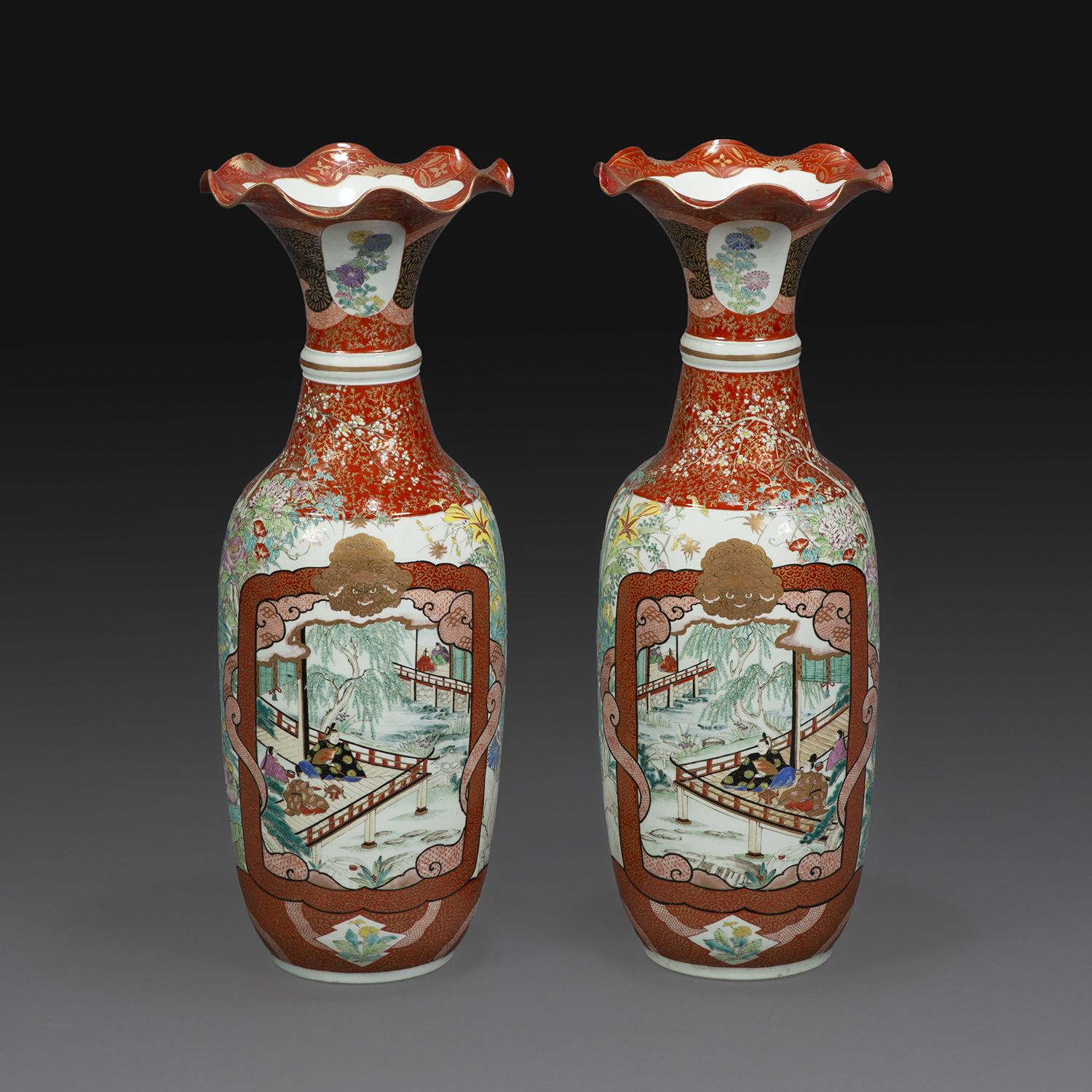 一对带领大锥形花瓶瓷器，多色珐琅彩，镀金，长颈罗纹亭延长的卵圆形