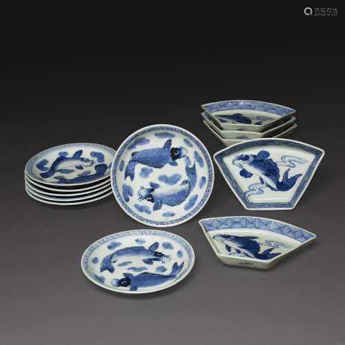 锦鲤装饰的十二件套。白藍瓷器，包括7個圓形碗，其上飾有兩條鯉魚，邊緣圍繞著希臘圖案，以及5個扇形碗，其上飾有一條從海浪中浮現的魚。一个破裂的碗和两个损坏的盘子）。日本，20世纪初。日本，20世纪早期，一套两件蓝白瓷片。DIAM：(碗) 17 CM (6 11/16 IN.)IMG.(Ravers) 12.5 X 18.5 CM (4 15/16 X 7 1/4 IN.)