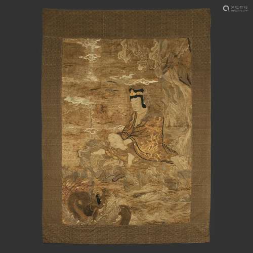 大型立式录音棚絲綢和麻布製作，淺浮雕刺繡和裝飾，代表觀音坐在岩石下靜坐，在湍急的河流邊緣有一條龍出現。(事故、拉线)日本，19世纪。一件绢和亚麻绣花的KANNON TAPESTRY，日本，19世纪。DIM (UNFRAMED) 175.5 X 116 CM (69 1/16 X 45 11/16 IN.)证据20世纪上半叶，一位驻日外交官建立的法国收藏。
