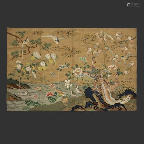 重要的UTTARASO-TYPE KESA公司。仿七條柱子，絲綢一體，米黃色背景，有一對鳳凰棲息在溪邊的石頭上，岸上種有松、梅、菊、蓮，還有幾對鳥兒。为了给人以中间带为界的七根柱子的印象，画面被连接在面板上的细绳分割。日本，江户时代，19世纪。19世纪江户时代，日本重要的UTTARASO型KESA。DIM.212 X 120 CM (83 7/16 X 47 1/4 IN.)证据20世纪上半叶，一位驻日外交官建立的法国收藏。注在江户时代后期，像这样由信徒捐赠的、装饰有象征性场景的富贵绸缎被完整地保存下来是很常见的。然后按所需的竖条数（jo）划分场景，假人。