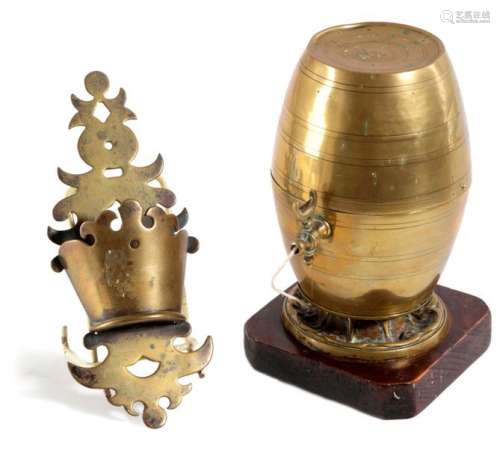 一件大概是18世纪早期的杜德式穿孔黄铜壁烛，饰以花卉和爱情心形，有一对喷嘴，还有一件黄铜壁挂式烛盒，有铰链盖子，有装饰，还有一个黄铜壁袋，有crusie灯风格的附件(3)，高31厘米，宽36厘米，出处为已故简-萨姆纳的遗产。