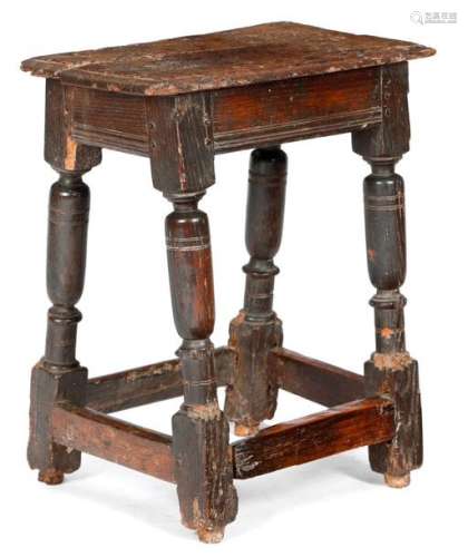 一件17世紀橡木交椅，年代為1620-40年，椅座有模製邊緣，上方有模製欄杆，腿部經轉動後與周邊伸展器相接，高53.9厘米，寬47厘米，深32厘米，出處為已故簡-薩姆納的遺產。
