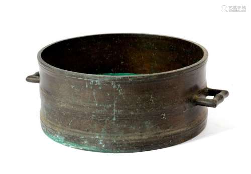 大概是18世紀早期的青銅帶子量具，模製的壺身有一對角形手柄，高21.6厘米，直徑49.7厘米，出處為已故Jane Sumner的遺產。