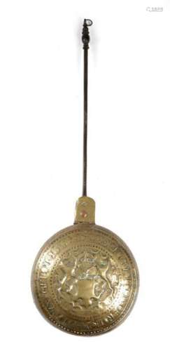 一件1633年的17世纪杜德黄铜暖壶，黄铜手柄和钢轴，穿孔铰链盖子上装饰有纹章，一对狮子，外圈刻有
