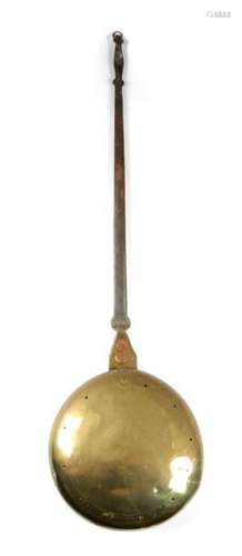 17世紀 / 18世紀黃金暖盤，鋼製手柄，穿孔鉸鏈蓋上方，刻有羊頭紋，長112厘米，出處為已故Jane Sumner的遺產。