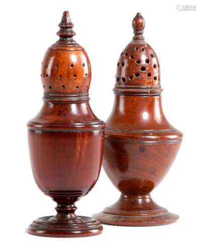 18世纪末/19世纪初的两只茶花柜或茶壶，翻转的瓮形，每只都有穿孔的可拆开的盖子(2)，高12.3厘米(最大)，出处为已故简-萨姆纳的遗产。