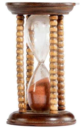 一枚小型早期维多利亚时代的绿豆沙玻璃杯（1840-50年），有梭轴转动的支架和双玻璃灯泡，运行时间约3分25秒，高8厘米，出处是已故简-萨姆纳的遗产。