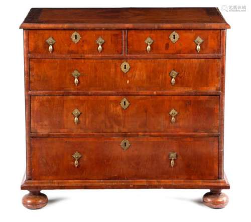 一件WILLIAM AND MARY YEW CHEST C.1690-1700年，有十字形及羽毛紋飾，四分之一及牡蛎貼面，上面有兩個短及三個長的漸進式抽屜，包腳，高87.8厘米，寬97厘米，深59厘米，出處為已故Jane Sumner的遺產。