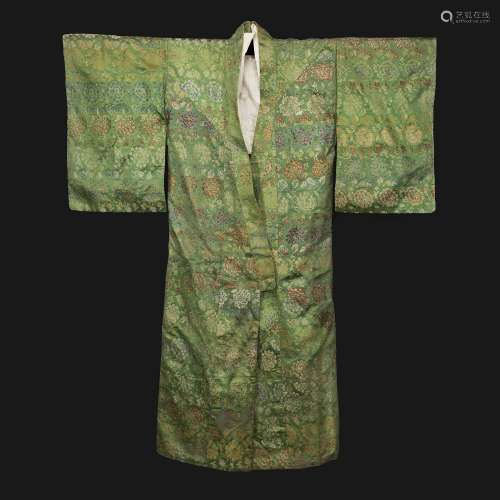妇女的KOSODE和服以真丝锦缎装饰，绿色背景上用金线装饰着一排排不同颜色的牡丹，内衬为帕尔玛丝。(有些磨损和沿缝隙的小缺口)。日本，19世纪。绿色丝绸女式和服，日本，19世纪。DIM.135 X 117 CM (53 1/8 X 46 1/16 IN.)证据20世纪上半叶，一位驻日外交官建立的法国收藏。注这种科索德让人联想到一些袈裟上的图案，证明后者经常是由信众向佛教寺庙供奉的和服制成的。反过来说，我们的kosode可能是由古代的kesa制成的。