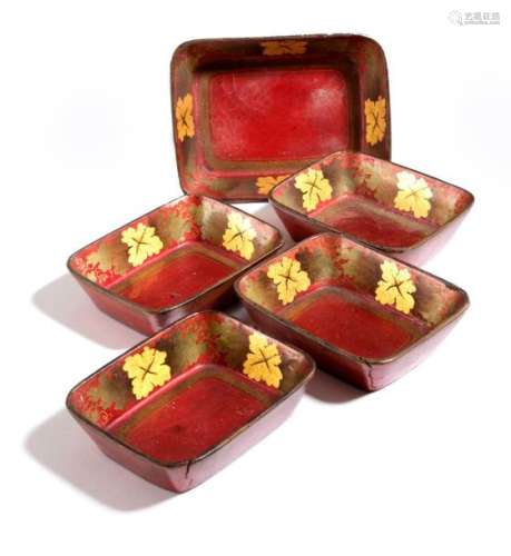 五個小的年代紅色的日本紅皮紙盒，C.1820-30，每個都有鍍金的葡萄藤帶裝飾(5)，12.6厘米，10厘米寬，出處為已故Jane Sumner的遺產。