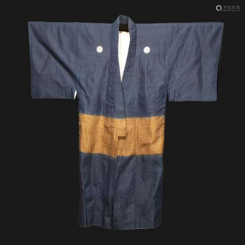 小刀式男式和服。腰部用蓝色压花绸缎镶上宽大的浅褐色带子，上面有五只Yoroi Chô型
