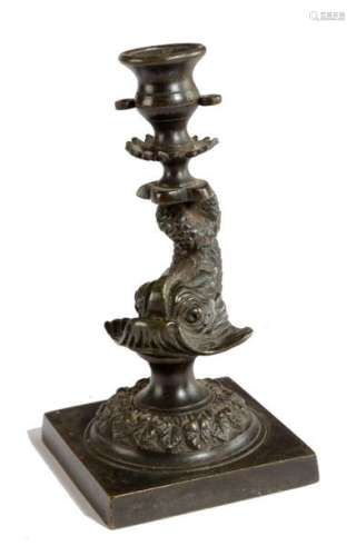 C.1810-20年間的銅製蠟燭/蠟燭棒，呈海豚形，配一對穿孔耳，高12厘米，出處為已故Jane Sumner的遺產。