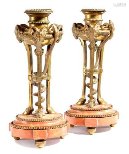 一對19世紀末路易十六風格的法國奧莫魯蠟燭，每件都是蛇形的，有三腳公羊頭獨腳架，大理石底座，兩只腳編號為