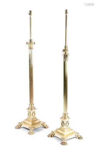 19世纪晚期的两盏黄铜科林蒂安柱形标准灯，每盏灯都带有可调节的照明装置，上面有一个罗纹的灯杆和一个带狮爪脚的花环装饰阶梯式底座(2)，高134.2-160.6厘米，高124-178厘米(包括装置)，来源为已故简-萨姆纳的遗产。