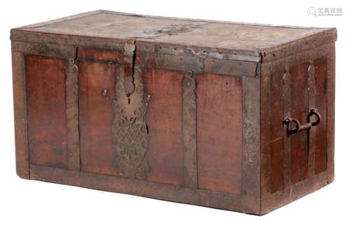 一件18世纪的铁皮木箱，有铆钉饰带，内部有水龙头和侧边提手，高46厘米，宽85厘米，深44.6厘米。