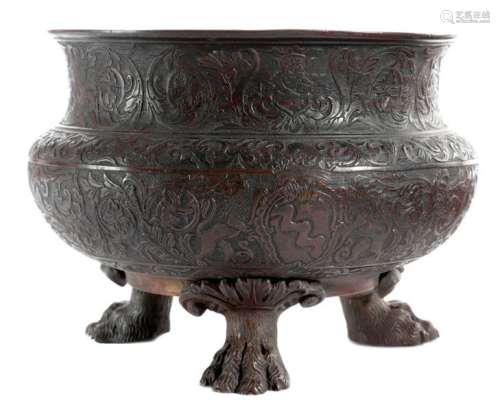 意大利16世紀文尼特式青銅碗，19世紀浮雕，飾以卷葉紋、半身像及怪異人物，獅爪鼎足，高17.9厘米，直徑24厘米。