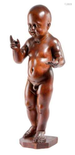 一尊18世纪/19世纪椴木雕刻和上釉的基督儿童像，高61.2厘米。