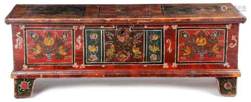一件欧洲彩绘松木婚嫁箱，大概是特兰西瓦尼亚人的，19世纪，饰有花盆，铰链顶露出内部有盖子，正面有首字母和数字，高60.7厘米，宽169.5厘米，深56.5厘米。