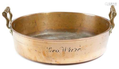 19世纪初的钟形金属保鲜盘，黄铜手柄，盘身刻有