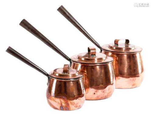 一套维多利亚时代的三件铜锅，由BENHAM AND FROUD制作，每件都有盖子，手柄上印有尺寸。6 1/2