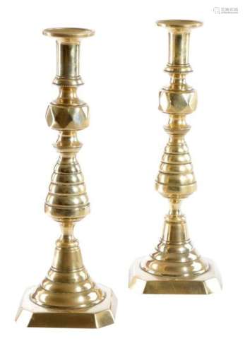 一對C.1890-1900年的維多利亞黃金蠟燭，每一個都有一個喇叭口，上面有一個刻面和蜂巢式的柄，底座印有