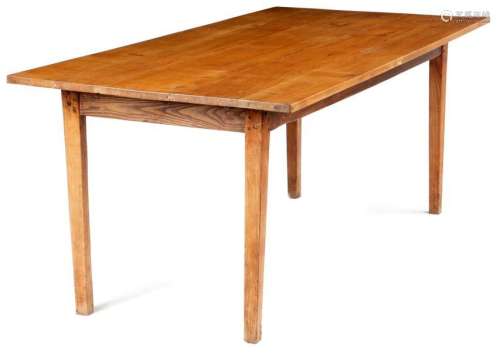 一張19世紀及後期的法國櫻桃木農舍廚房餐桌，木板頂，方腿，高74.8厘米，長200厘米，深89.3厘米。