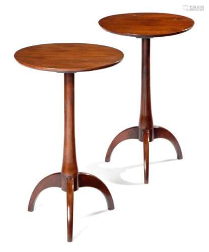 一對19世紀末/20世紀初的紫檀木三腳凳偶桌，每件都是圓形固定頂，上面有一個轉軸，拱形支架（2）高64.7厘米，直徑39.8厘米。