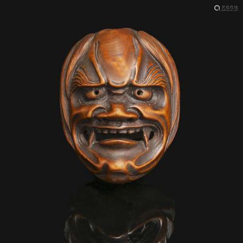 网宿面具木头做的，代表一个魔鬼，有两颗明显的獠牙，一绺头发垂在脸的两边。签名良赞。日本，19世纪。一件木制网状物，面具上有日本RYÔZAN的签名，19世纪。顶部：4.5厘米(1 3/4英寸)