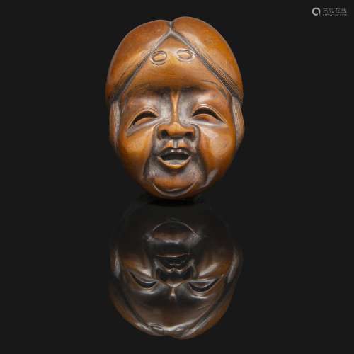 NETSUKE木头做的，代表着冈仁波齐的面具，在笑。签名：舒赞。日本，19世纪。木制网状物，冈山面具，签名SHÛZAN，日本，19世纪。高度：5.5厘米(2 3/16英寸)