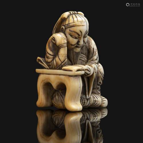 ~ NETSUKE象牙雕像，代表中国将军康有为，坐在扶手旁，他正靠在那里看书。未签署。(Gerces)。日本，江户时代，19世纪初。象牙网状物，中国关羽将军，日本，江户时代，19世纪早期。顶部：4.3 CM (1 11/16 IN.)