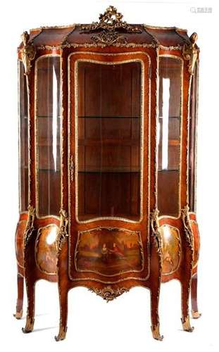 ?法國玫瑰木VERNIS MARTIN VITRINE C.1880年款，帶有裝飾性裝飾，洛可可式卷軸，葉子及羅凱葉，呈波姆貝形，有一蛇形玻璃門及四塊玻璃板圍繞著兩個玻璃架，底座有五塊山水畫，小天使及一對情侶 205.5厘米高，125.5厘米寬，52厘米深。