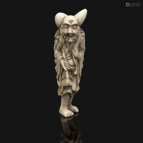 ~ NETSUKE象牙雕像中的仙人，手持毛笔，肩上扛着葫芦。未签署。日本，19世纪。一件象牙网状物，站立的仙人，未签名，日本，19世纪。高度：7.5厘米（2 15/16英寸）。