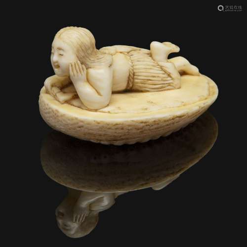~ NETSUKE象牙雕像，代表着一个躺在大贝壳上休息的渔妇，一手拿着头，一腿弯曲。署名正津沽。日本，19世纪。一件象牙网鱼，渔女，签名为MASATSUGU，日本，19世纪。长。4.5厘米(1 3/4英寸)