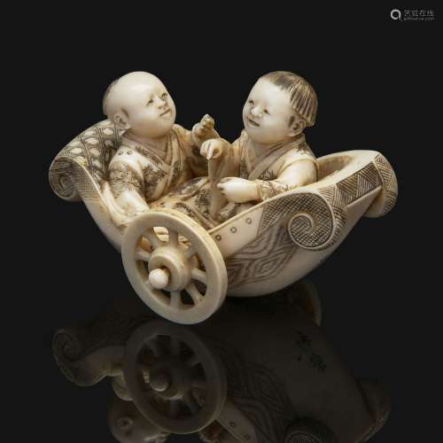 ~ NETSUKE象牙色和棕色点缀的小车上坐着两个孩子的画面。签字的是俊臣。一个孩子的小想念）。日本，明治时期（1868-1912）。一件象牙网状物，两个坐着的孩子，署名东云，日本，明治时期。长。5厘米（2英寸）