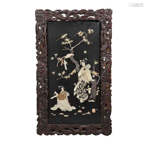 双面板黑漆木雕，骨质和珍珠母镶嵌装饰，一个是盛开的郁金香树下的年轻女子，另一个是枫树下的年轻女子。在木框中雕刻着云间盘踞的龙。(修复、缺失部分)。日本，约1900年。一对带骨和珍珠母的木板，日本，约1900年。DIM.(无框) 91 X 48 CM (35 13/16 X 18 7/8 IN.)DIM.(总计) 107 X 65 CM (42 1/8 X 25 9/16 IN.)