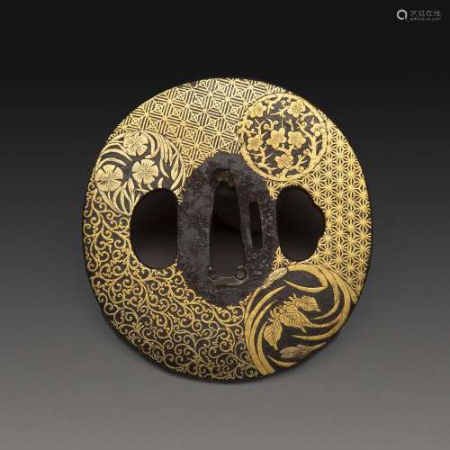 TSUBA MARU-GATA铁质，饰以镀金铜奴诺美佐根，背景为花牌，交替为卡拉草和几何图案，继续为咪咪。日本，江户时代，18世纪。江户时代，18世纪，日本，铁丸形津场。DIAM：7厘米（2 3/4英寸）