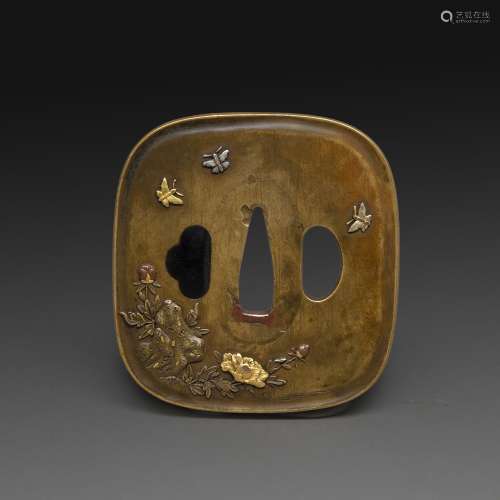 SENTOKU TSUBA镶嵌着高祖根的乐堂、寿香、涩一，装饰着狮子、花和蝴蝶。日本，明治时期（1868-1912）。明治时期，日本，铁制仙人津保。高度：7.1厘米(2 13/16英寸)