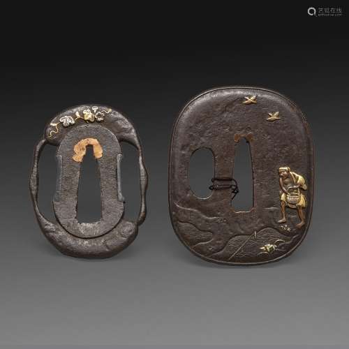 TANTO TSUBAS双套房铁制，饰以金银贴花，一个是枫叶，另一个是贝壳渔夫的装饰。横屋柳川的工作室。日本，明治时期（1868-1912）。两只铁制的TANTO TSUBAS，日本，明治时期。顶部：(最大)6厘米(2 3/8英寸)