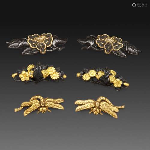 一套三件套的MENUKI腕表包括一对镀金的金属蜻蜓和两对代表花和叶子的刹土和金色亮点。日本，江户时代，19世纪。日本江户时代，19世纪，三件套的MENUKI。长。3,3 - 4 CM (1 5/16 - 1 9/16 IN.)