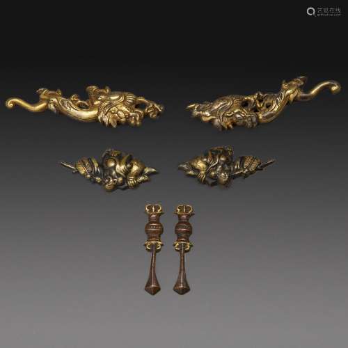 一套三件套的MENUKI腕表一件是青铜镀金的过龙图，另一件是有金刚柄的剑和镀金的高光图，第三件是有扇子和富贵袋的黄帝图。日本，江户时代，19世纪。日本江户时代，19世纪，三件套的MENUKI。长。3,5 - 6 CM (1 3/8 - 2 3/8 IN.)