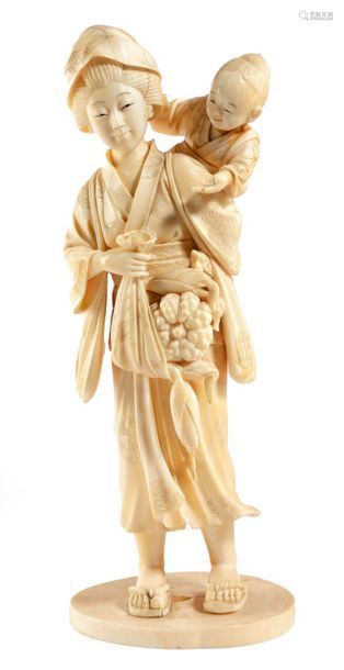 明治1868 1912年日本象牙雕刻的 母子明治组 雕有手持瓜果的女士和背上的小男孩 高24厘米 Deal Price Picture 明治1868 1912年日本象牙雕刻的 母子明治组 雕有手持瓜果的女士和背上的小男孩 高24厘米 Deal Price Picture