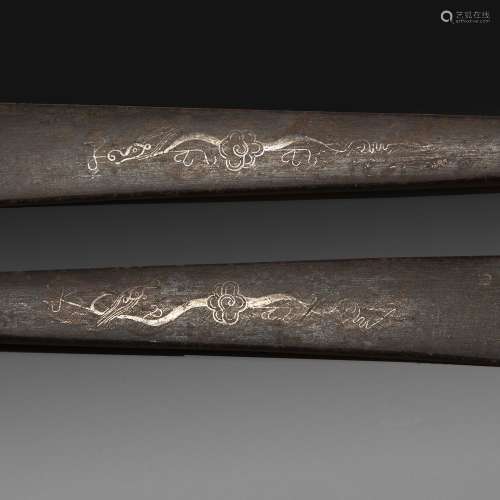 TESSEN WAR FAN铁制的提契诺战扇的杰作，每个元素都有银色的尼罗装饰的造型龙。(氧化的痕迹)。日本，17-18世纪。铁扇，日本，17-18世纪。长。33.5 CM (13 3/16 IN.)