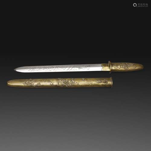 KEN或剑，与shinogi中间，刀片刻在片桐堀在云中龙，koshirae完全在senoku，手柄和剑鞘装饰在鸟、 花和花篮的高浮雕。(不可拆卸)。日本，明治末期-大正，19世纪末-20世纪初。铜剑，日本，19世纪末20世纪初。长。33厘米（13英寸）