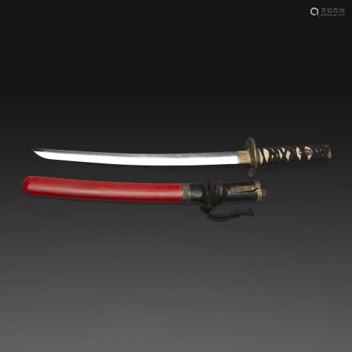 WAKIZASHI带新木造刀，普通的枪目锤，没有拆开。漆成红色的剑鞘，黑色的皮革，除了樱花装饰的武士服和木屐外，其他都是武士装饰的元素。(刀刃上的划痕、钝吻木、缺失的MENUKI、手柄的编织不完整)。日本，20世纪。日本，20世纪，神木-筑立若狭。长。43 CM (16 15/16 IN.)