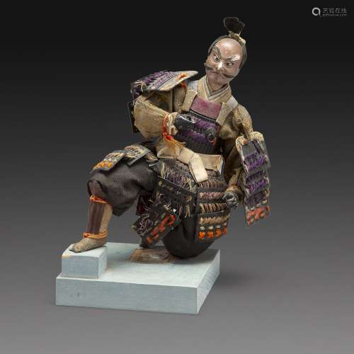 小娃娃木质和纺织物制成，代表一个穿着盔甲的武士，跪在地上，棕色的漆面。(遗失武器，事故)。日本，20世纪上半叶，太秀和时代。日本，20世纪上半叶，小型武士道人偶。顶部：18厘米（7 1/16英寸）