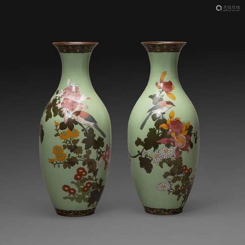 一对芭蕾舞花瓶(BALUSTER VASES)銅胎琺瑯彩，杏綠底多色花枝上有鳥紋，邊緣及後跟用銅線劃線。(小的碰撞和划痕)。日本，明治时期（1868-1912）。一对铜器和珐琅彩花瓶，日本，明治时期。顶部：36,5 CM (14 3/8 IN.)